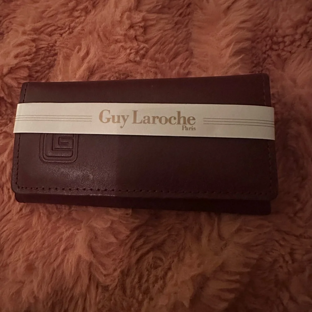 Brand new Guy Laroche Paris leather key case and card holder